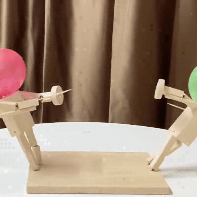 Schnelles Spiel mit Holzfiguren & Ballonköpfen für Kinder