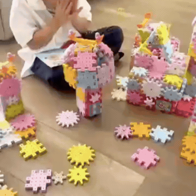 Bunte Zahnräder & Bausteine – Kreatives Lernspiel für Kinder