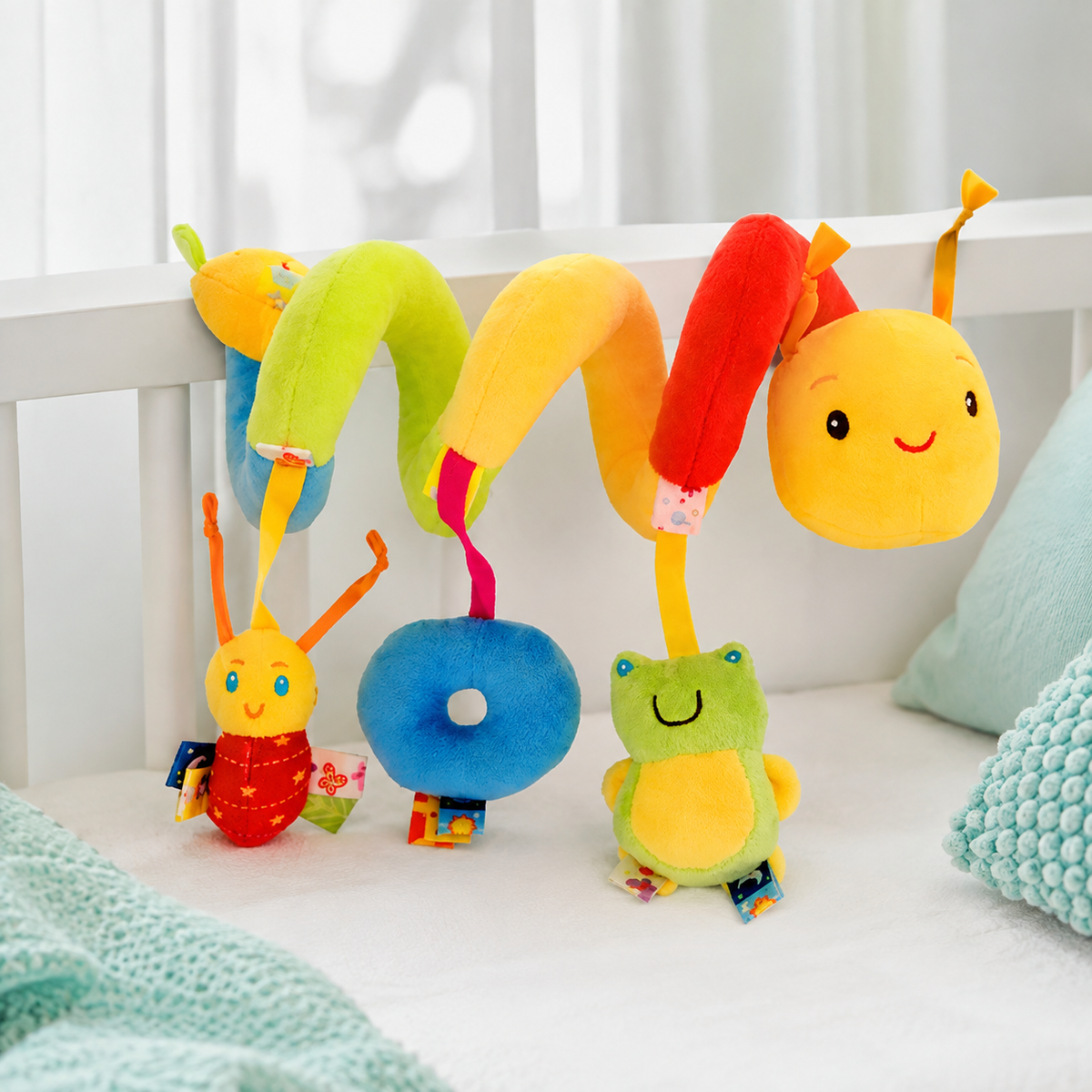 Farbenfrohes Kuschelspielzeug für Babybett und Kinderwagen.