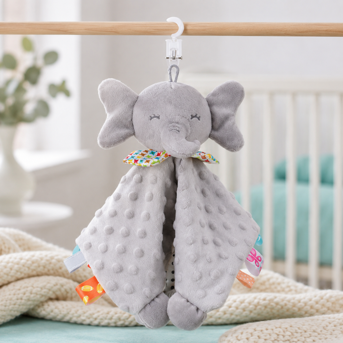 Kuscheliger Elefant mit bunten Stoffdetails.