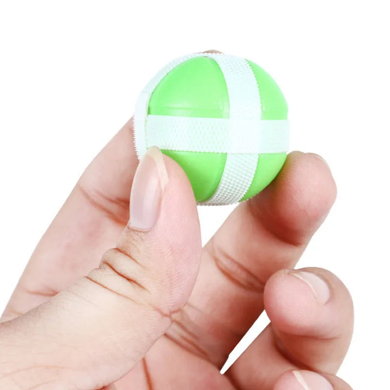 Klebeball Dartspiel für Kinder mit weichen Klettbällen