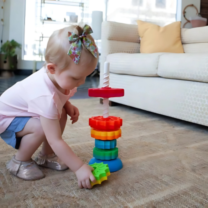 Farbenfrohe Stapelringe aus Holz für Kinder