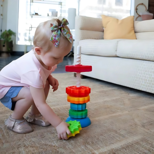 Farbenfrohe Stapelringe aus Holz für Kinder