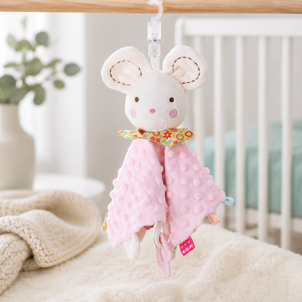 Niedliche Maus mit weichem rosa Kuscheltuch.