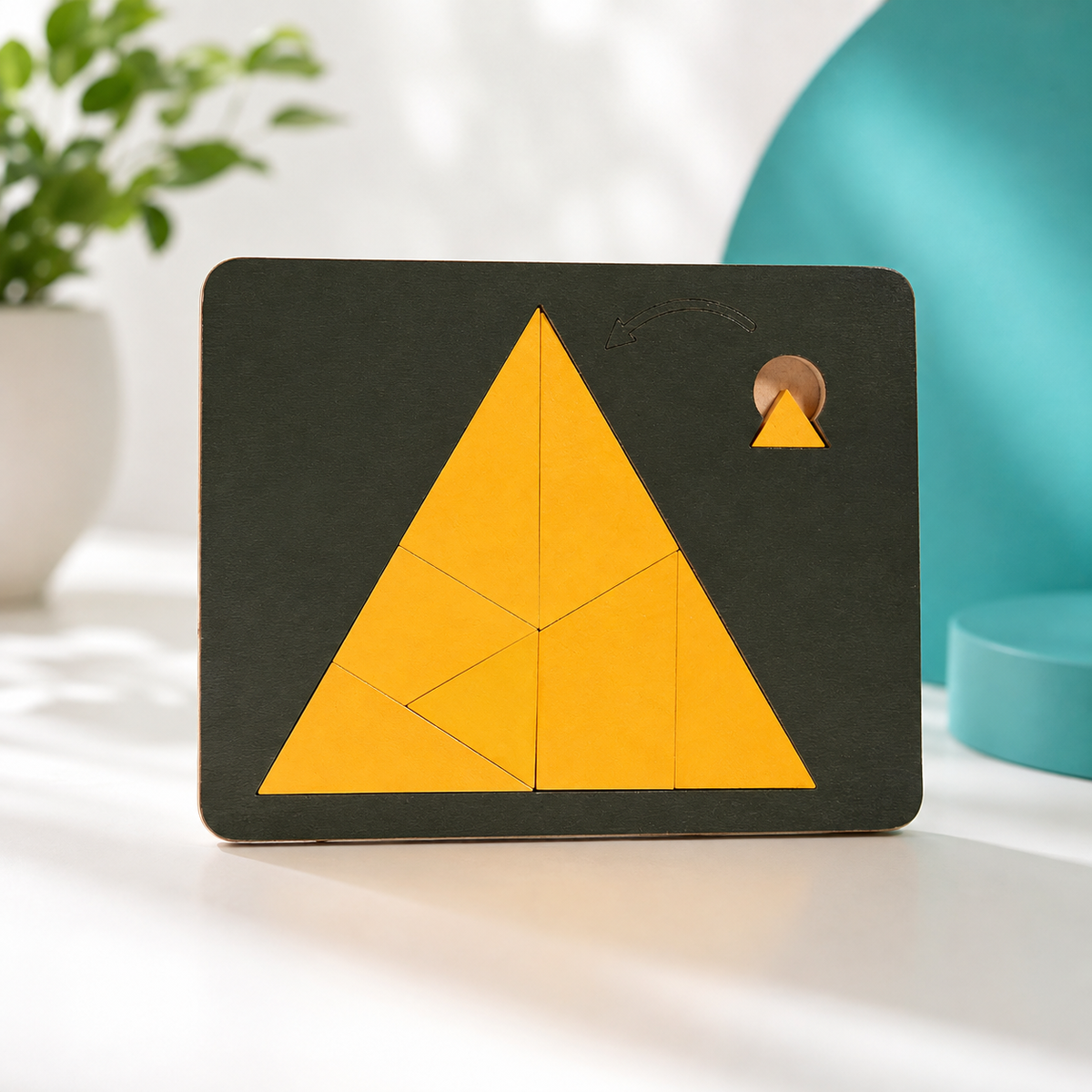 Schwarz Holzpuzzle mit abwechslungsreichen geometrischen Formen.