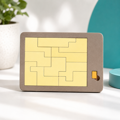 Helles Holzpuzzle mit passenden geometrischen Formteilen.