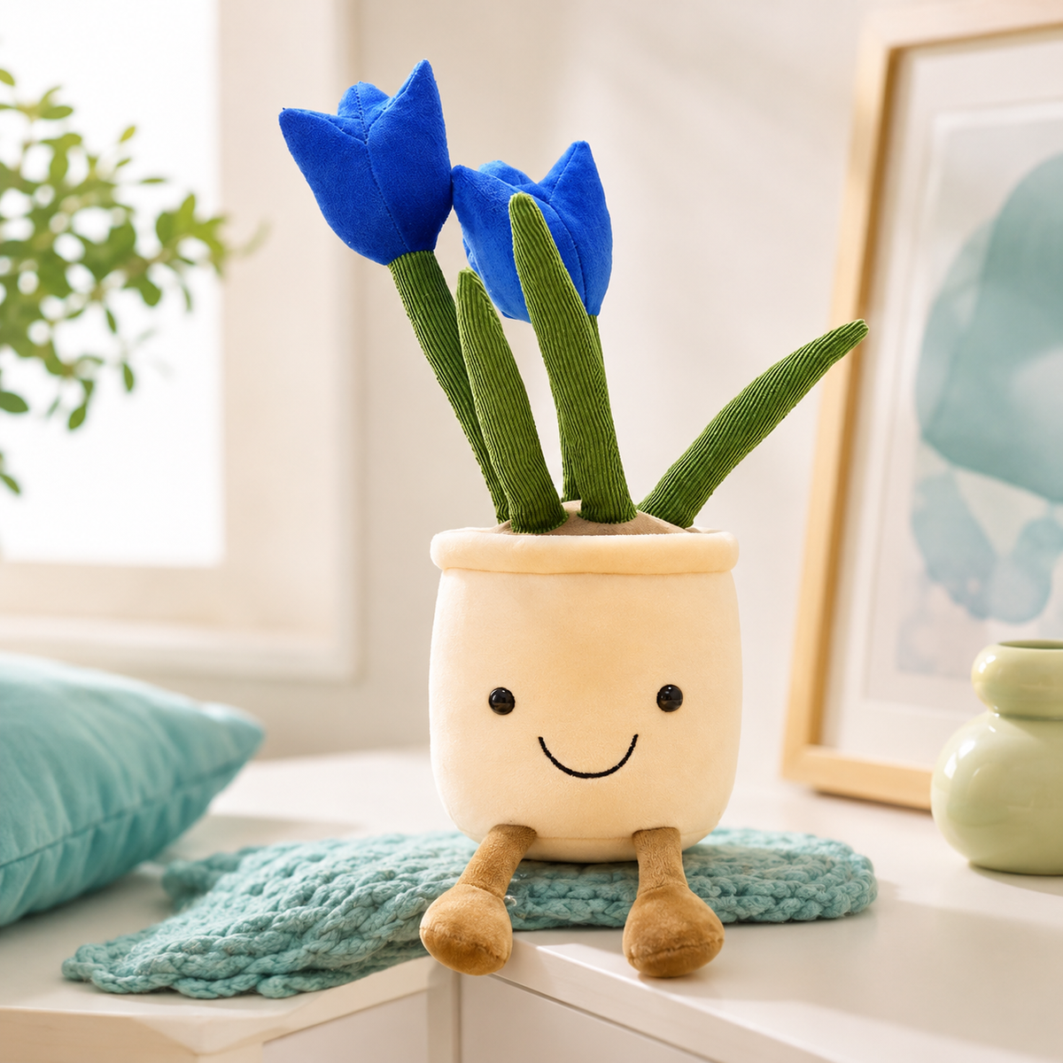 Niedliche Plüschdeko mit blauen Tulpen und freundlichem Gesicht.