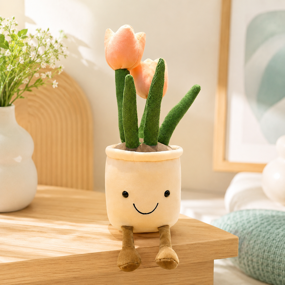 Gemütliche Plüschdeko mit leuchtend orangefarbenen Tulpen.
