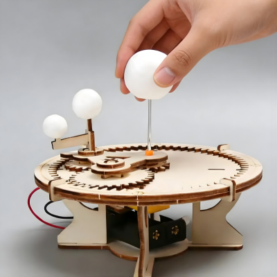 Mechanisches Sonnensystem aus Holz – Lernen durch Bewegung & Spaß