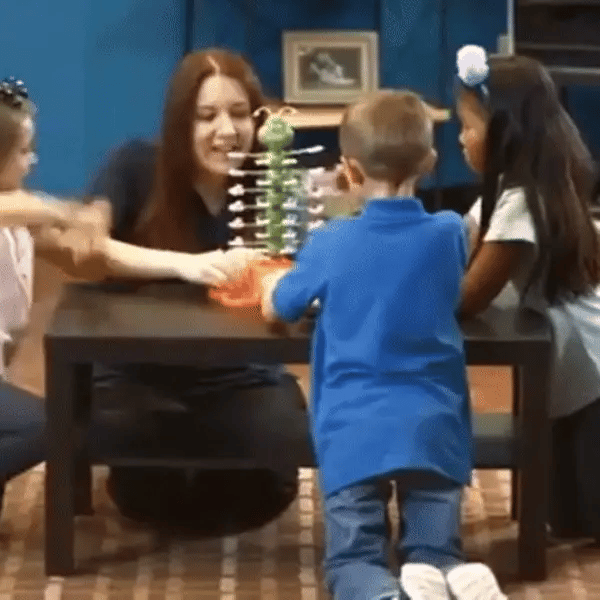 Elektrisches Raupenspiel mit Klang– Aktion & Spaß für Kinder