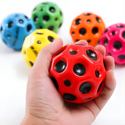 Hochelastischer Lochball – Weicherer Sprung- und Stressball für draußen