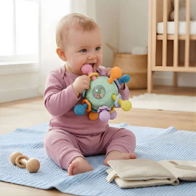 Sensorischer Montessori Beißball für Babys – Greifen, Hören, Fühlen