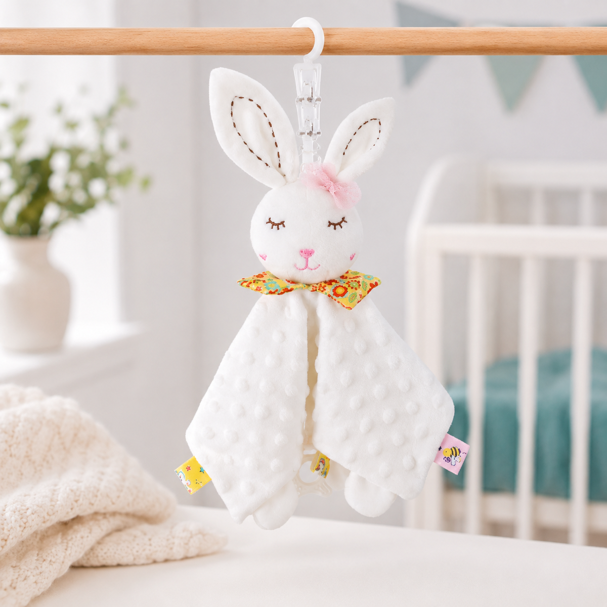 Süßer Hase mit weichem Tuch und floralen Details.