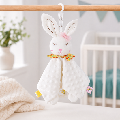 Süßer Hase mit weichem Tuch und floralen Details.