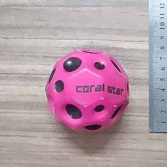 Hochelastischer Lochball – Weicherer Sprung- und Stressball für draußen