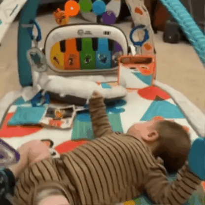 Multifunktionale Baby Spiel- & Krabbelmatte mit Fitnessrahmen